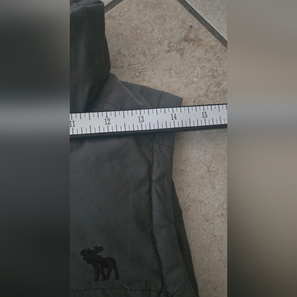 Abercrombie & Fitch Women’s Puffer Vest - Gray - Picture 6 of 8